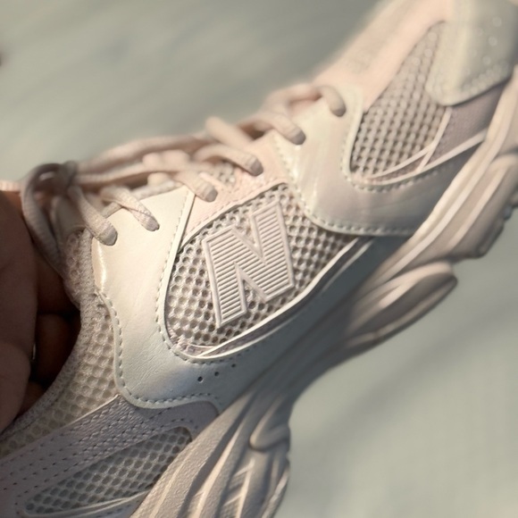 New Balance Pink Sneakers for Comfort and Performance - Picture 3 of 8